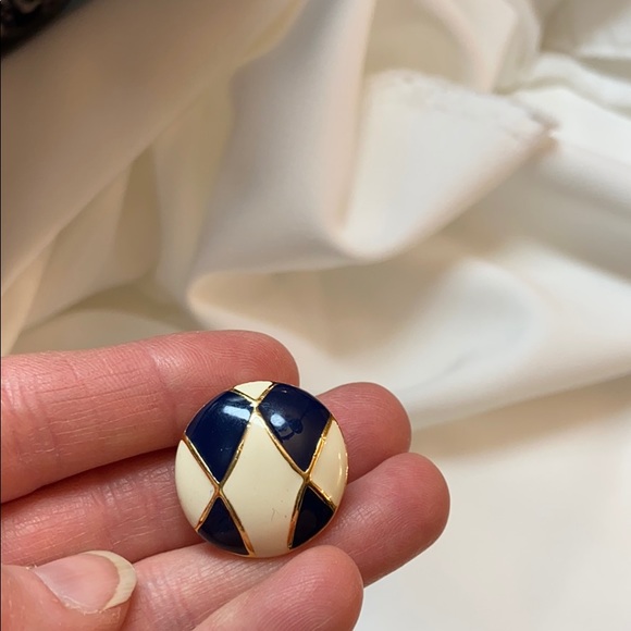 4 pairs of vintage clip on earrings - Picture 5 of 5